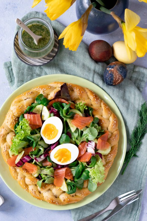 Herzhafter Osterkranz mit Salat und Räucherlachs - HOL.EAT ...